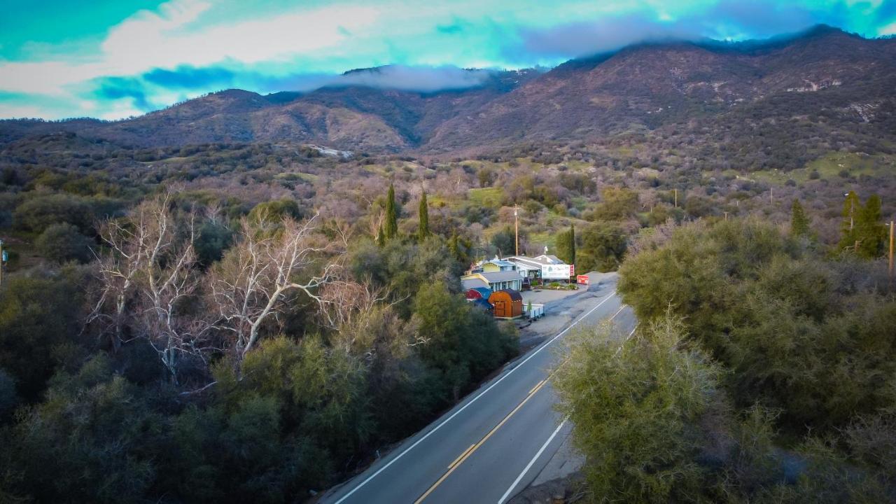 Genas's Sierra & Restaurant Inn
