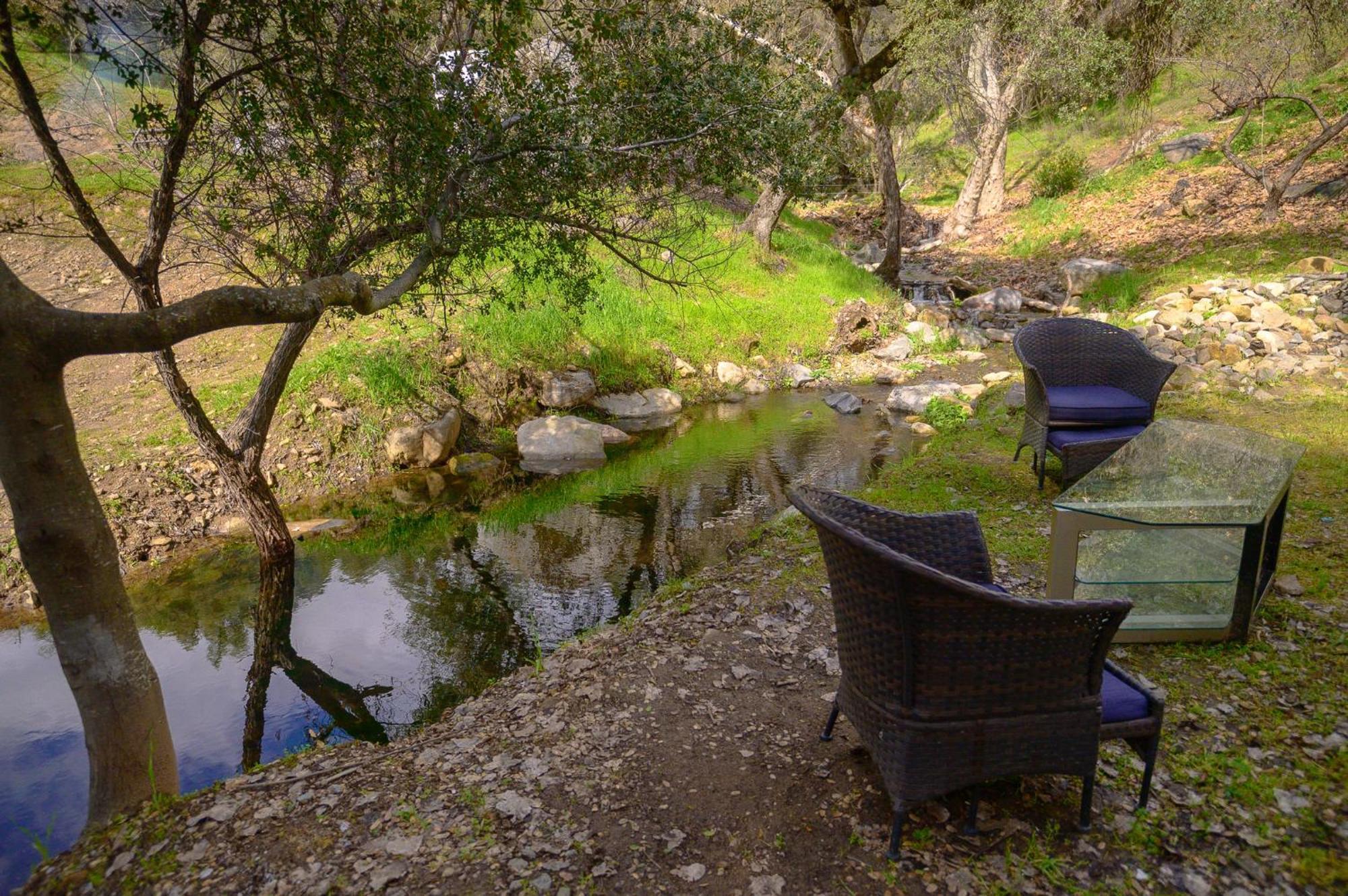 Genas's Sierra & Restaurant Inn