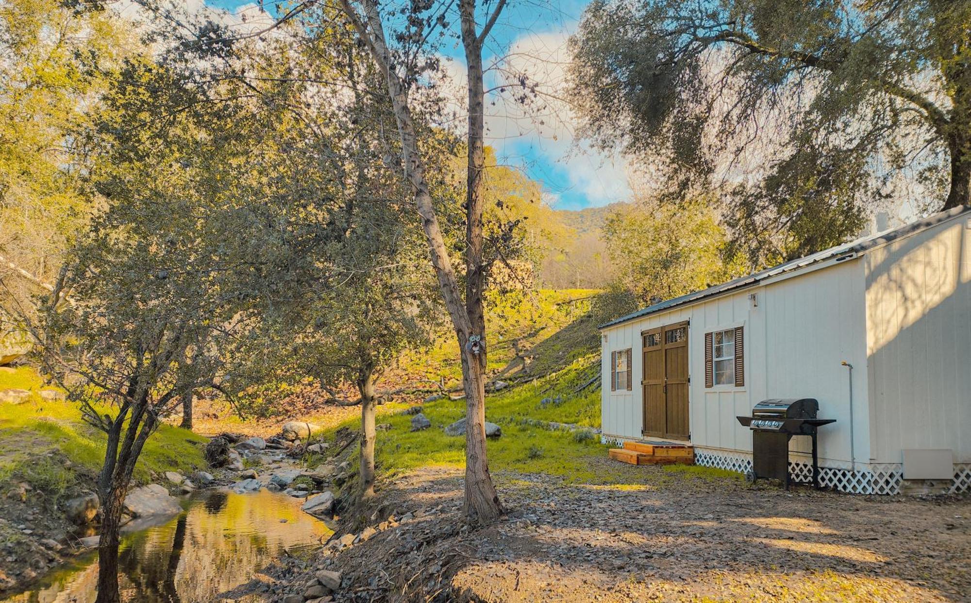 Genas's Sierra & Restaurant Inn