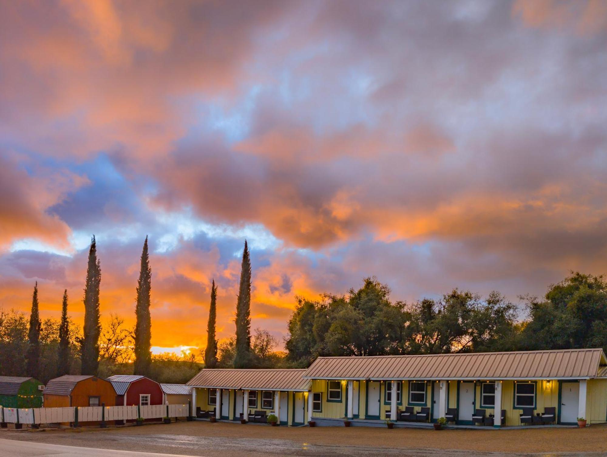Genas's Sierra & Restaurant 2*